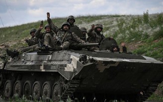 Ukraine đang phá cầu để cô lập Kherson, nói quân Nga nên tập bơi để rút lui