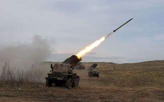 Ukraine nói tiền tuyến bị pháo kích 800 lần/ngày, Anh nói Nga lo lắng về an ninh Crimea