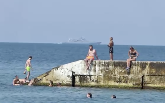 Nhiều du khách Nga vẫn tận hưởng kỳ nghỉ Crimea sau các vụ nổ