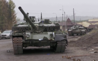 Ukraine nói thu được hàng trăm xe tăng bị Nga bỏ lại