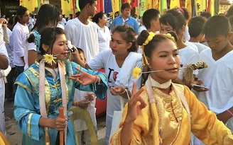 Lễ hội Đạo giáo 'rùng mình' tưng bừng mở lại ở Thái Lan sau dịch Covid-19