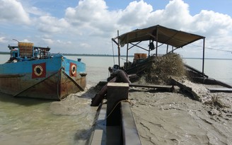 Tây Ninh: Bắt quả tang tàu khai thác cát trái phép trên hồ Dầu Tiếng