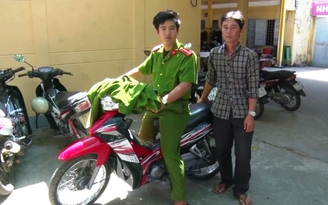 Mặc đồ công an chặn người đi đường, bị quay phim thì bỏ chạy