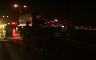 Xe đầu kéo bất ngờ bốc cháy trên cầu Thanh Trì