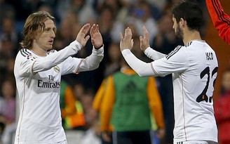 Isco trêu Tony Adams, Modric cởi quần tặng fan