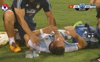“Messi mới” phải nẹp cổ vì va chạm với hậu vệ U.22 Việt Nam