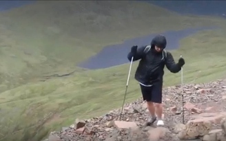 Chinh phục đỉnh núi cao nhất Anh Quốc bằng giày cao gót