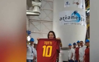 Áo của Totti "bay giữa ngân hà"