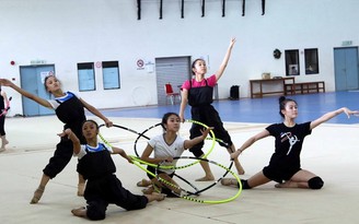 Một buổi tập của các cô gái xinh đẹp thể dục nghệ thuật Việt Nam