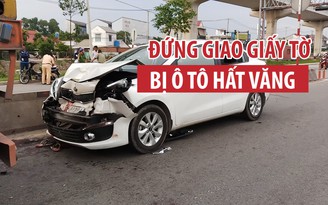 Bị KIA Rio tông khi đứng giao giấy tờ trên xa lộ Hà Nội
