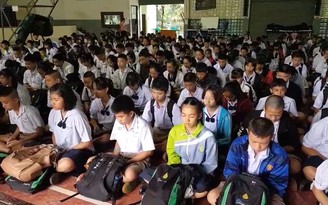 Trường học của thành viên đội bóng Heo Rừng sớm chiều cầu nguyện