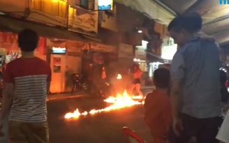 [VIDEO] Thót tim cảnh cô gái múa lửa sexy ngay giữa phố nhậu Sài Gòn