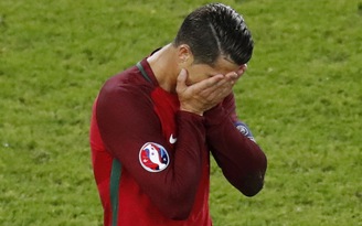 Ronaldo báo hại Bồ Đào Nha