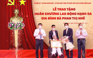 Tặng thưởng Huân chương Lao động hạng Ba cho nhà giáo Phan Thị Nhế Tặng thưởng Huân chương Lao động hạng Ba cho nhà giáo Phan Thị Nhế