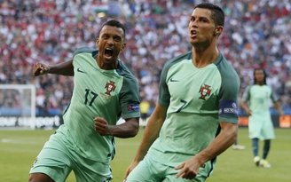Iceland viết tiếp bất ngờ, Ronaldo đi vào lịch sử, người Bồ thở phào