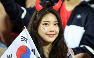 Son Heung-min 'đổ máu' trước sự cổ vũ của kiều nữ fan Hàn