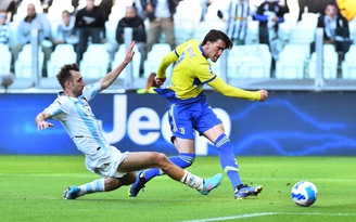 Dybala và Vlahovic giúp Juventus duy trì cơ hội, trò cưng giúp Mourinho đại thắng derby