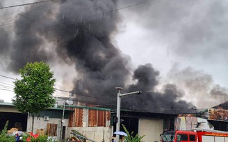 Đắk Lắk: Cháy lớn tại một kho kinh doanh đồ nhựa
