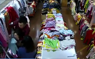 Camera ghi cảnh nam thanh niên đâm liên tiếp nữ nhân viên bán hàng
