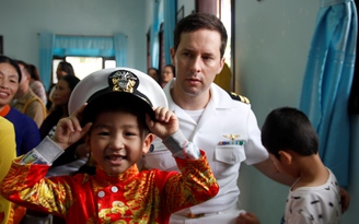 Hải quân Mỹ hát Nối vòng tay lớn với trẻ em làng SOS tại Đà Nẵng