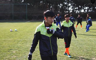 Xuân Trường tập sút phạt chờ ngày K-League mở màn