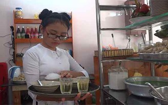 Video: 'Chị Bảy' Phương Mỹ Chi nấu chè, phụ mẹ bán quán