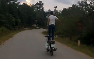 VIDEO: Thanh niên sô clip 'lái xe' bằng chân, bị công an triệu tập