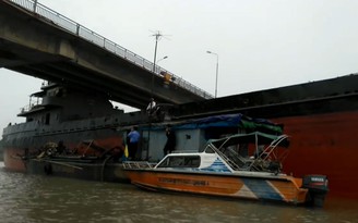 Tàu thủy 3200 tấn đâm vào cầu An Thái, dầm cầu biến dạng