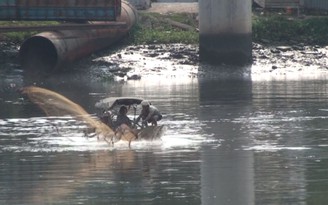 [VIDEO] Dân thấy quăng lưới bắt cá trên kênh Nhiêu Lộc, không biết gọi ai