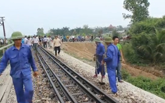 Xe tải bị tàu hỏa đâm lật ngang, đường sắt bắc - nam tê liệt