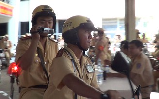 CSGT ghi hình, xử phạt người vi phạm giao thông tại TP.HCM