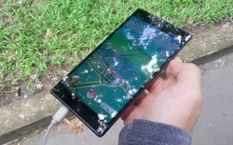 Đang chơi game Pokémon bị cướp điện thoại