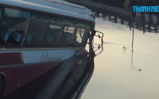 Xe khách 45 chỗ mất lái nằm gọn dưới kênh Tàu Hủ