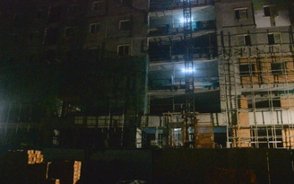 Sập giàn giáo công trình cao ốc, một người chết, một người trọng thương