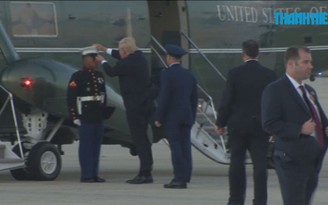 Tổng thống Trump nhặt nón giúp lính thủy quân lục chiến