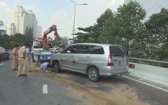 Tài xế mê man, ô tô lật nhào trên cầu vượt Nguyễn Hữu Cảnh