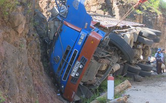 Xe tải đâm vào vách núi, tài xế bị gỗ đè tử vong
