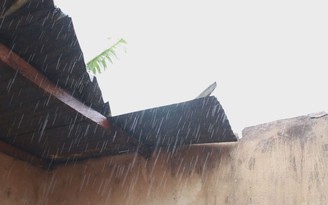 Bão số 12 làm nhiều nhà dân, trường học tại Ninh Thuận bị tốc mái