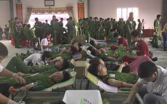 Hơn 500 học viên cảnh sát tham gia hiến máu tình nguyện