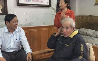 Chính quyền huyện Hoàng Sa đi thăm nhân chứng