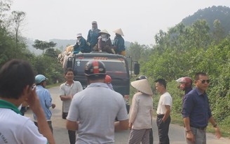 Dân kéo ra tỉnh lộ chặn xe vì bãi rác ô nhiễm ở Hà Tĩnh