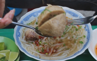Hàng bánh canh có viên bò to như… trái banh tennis