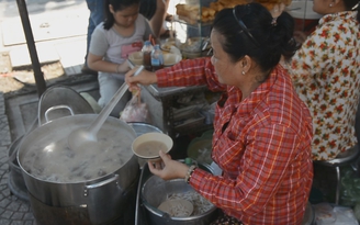 Cháo 5.000 đồng, không bàn, không tên, 40 năm đông nghịt người ăn