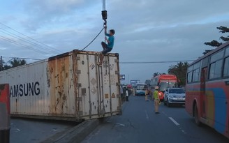 Xe đầu kéo gây tai nạn liên hoàn, QL1A ùn tắc trên 5km