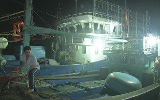 Tàu cá vỏ thép cứu tàu cá vỏ gỗ gần cảng Quy Nhơn