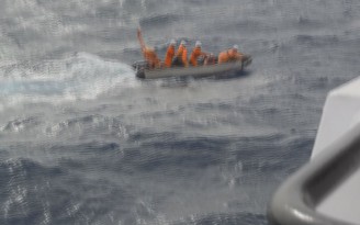 Vượt sóng gió cứu ngư dân bị nhồi máu não trong thời tiết xấu
