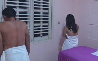 Nhân viên nữ “tắm tiên” cùng khách tại cơ sở Massage ở TP.HCM