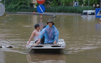 Mưa lụt gây tê liệt giao thông ở Quảng Ninh