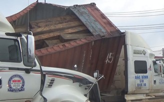 Tai nạn sau khi nhầm đường, lật container chở gỗ quý