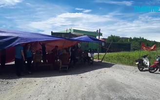Dân mang bẫy ruồi, dựng rạp chặn cổng nhà máy rác
